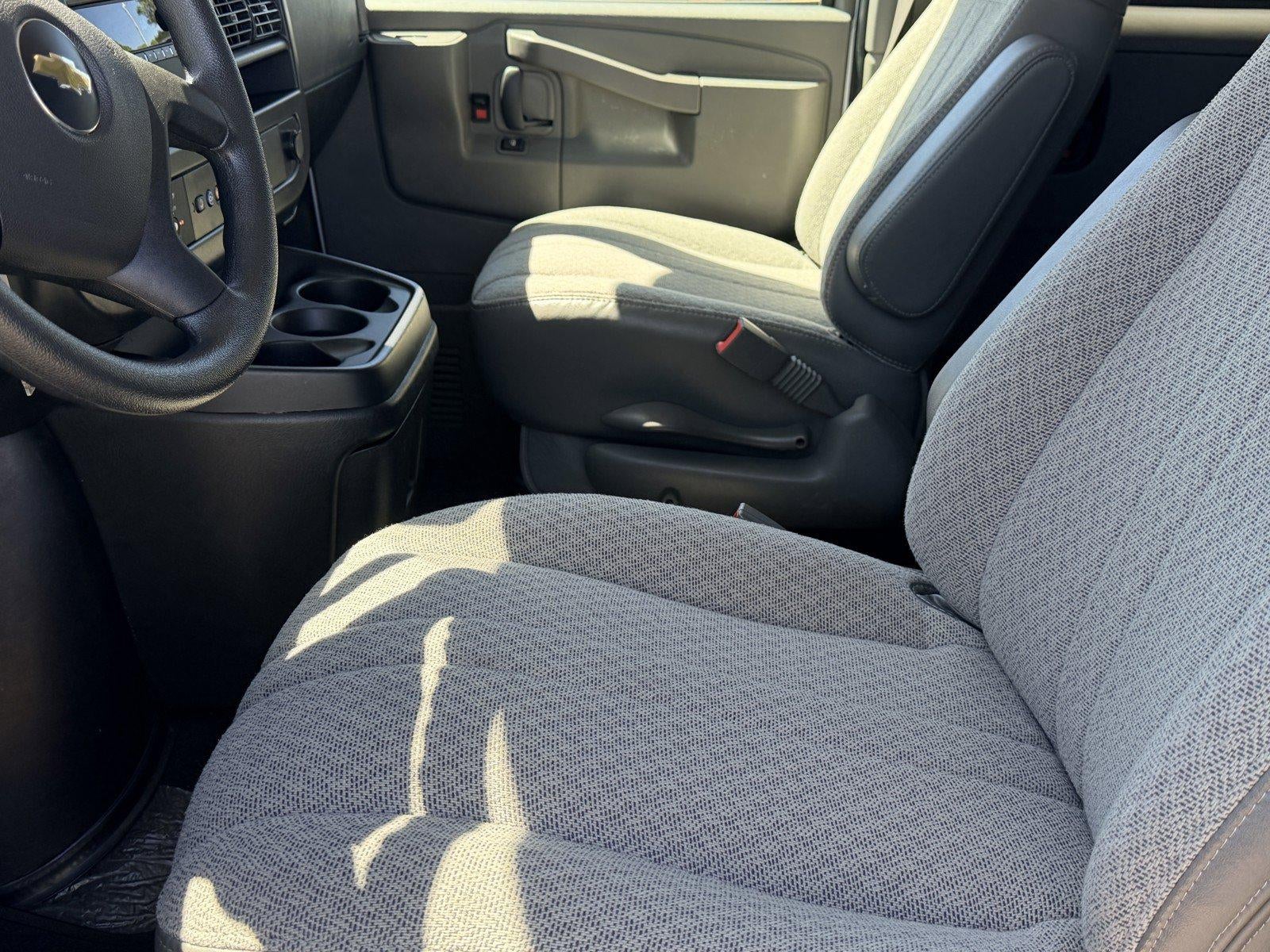 2025 Chevrolet Express Passenger 1LT