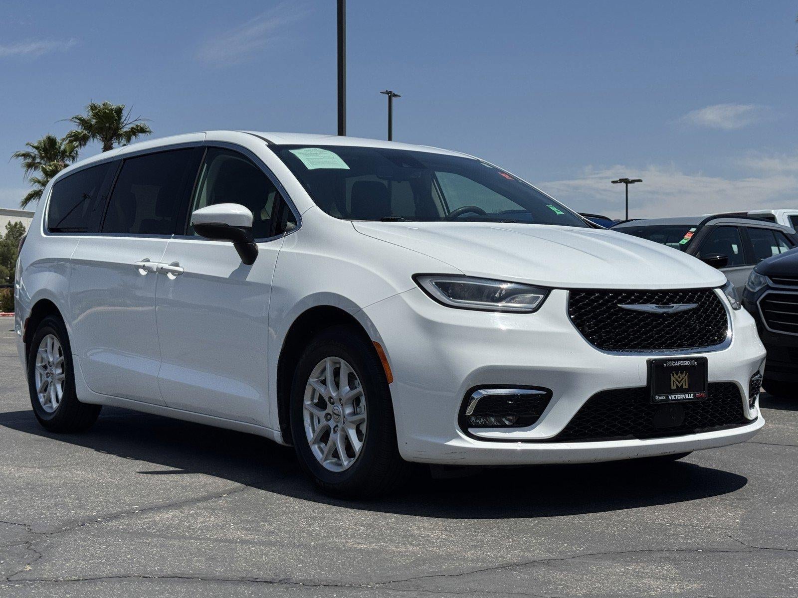 2023 Chrysler Pacifica Touring L's photo