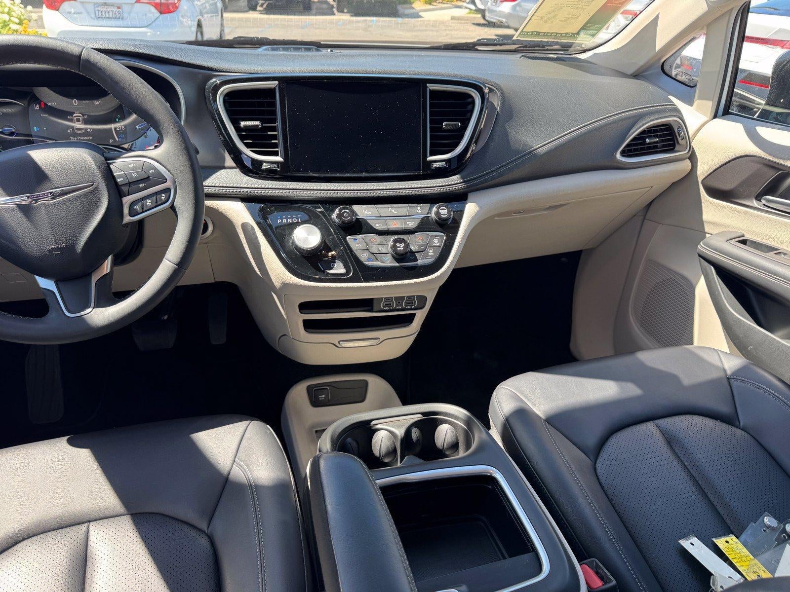2024 Chrysler Pacifica Hybrid Select