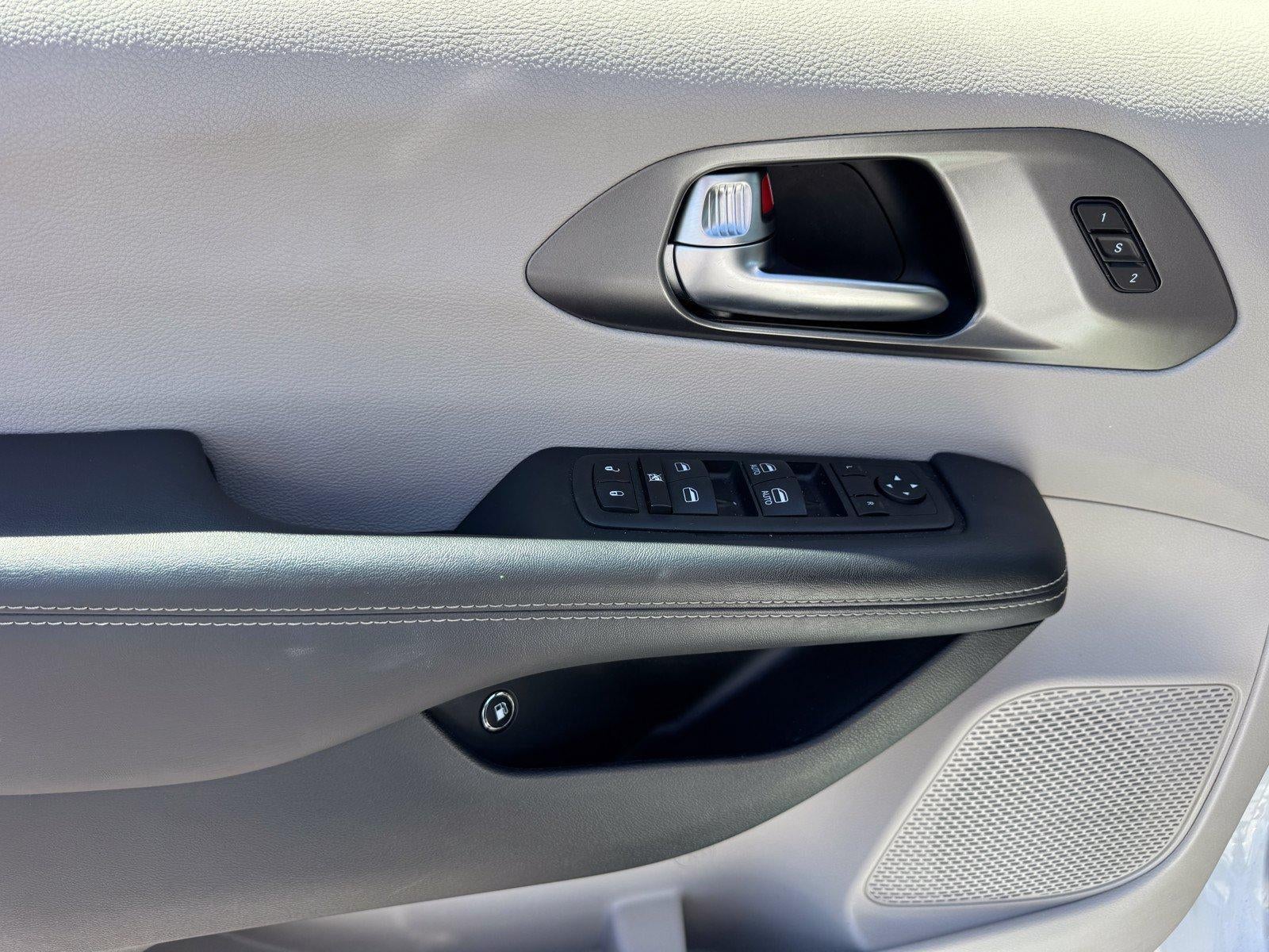 2024 Chrysler Pacifica Hybrid Select