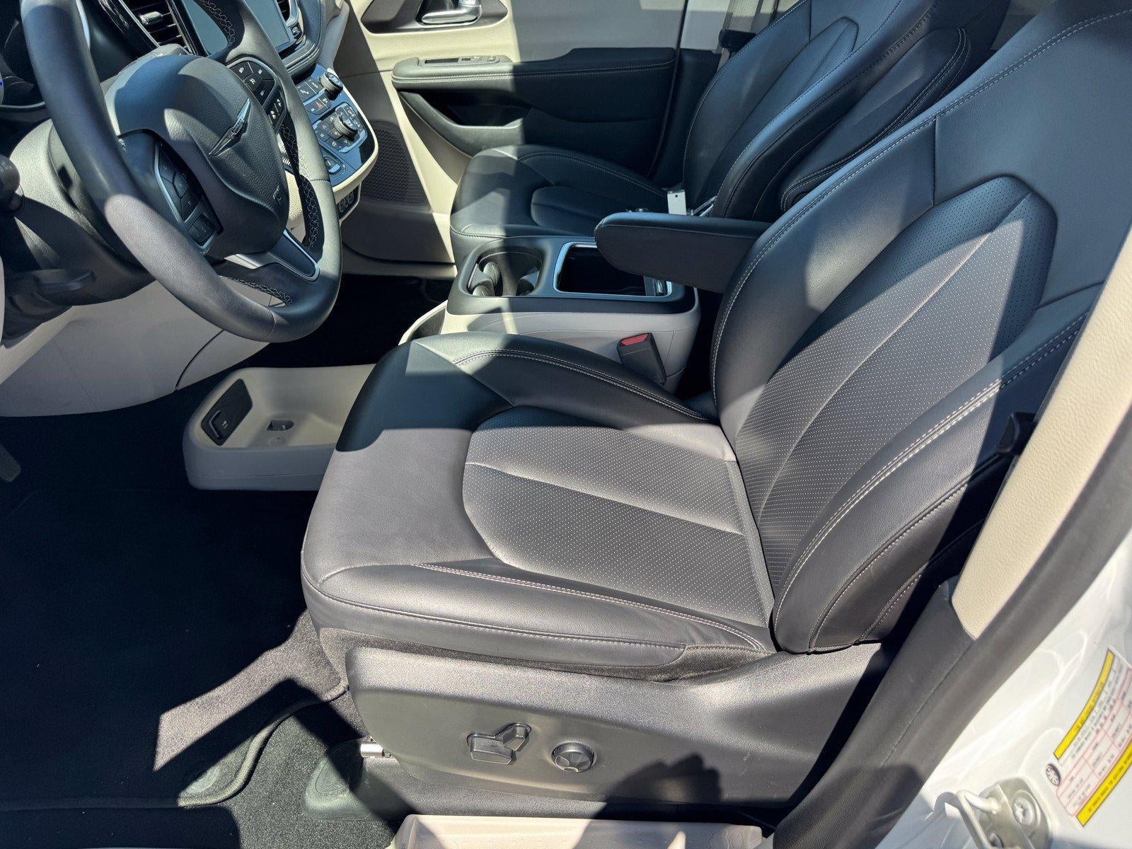 2024 Chrysler Pacifica Hybrid Select