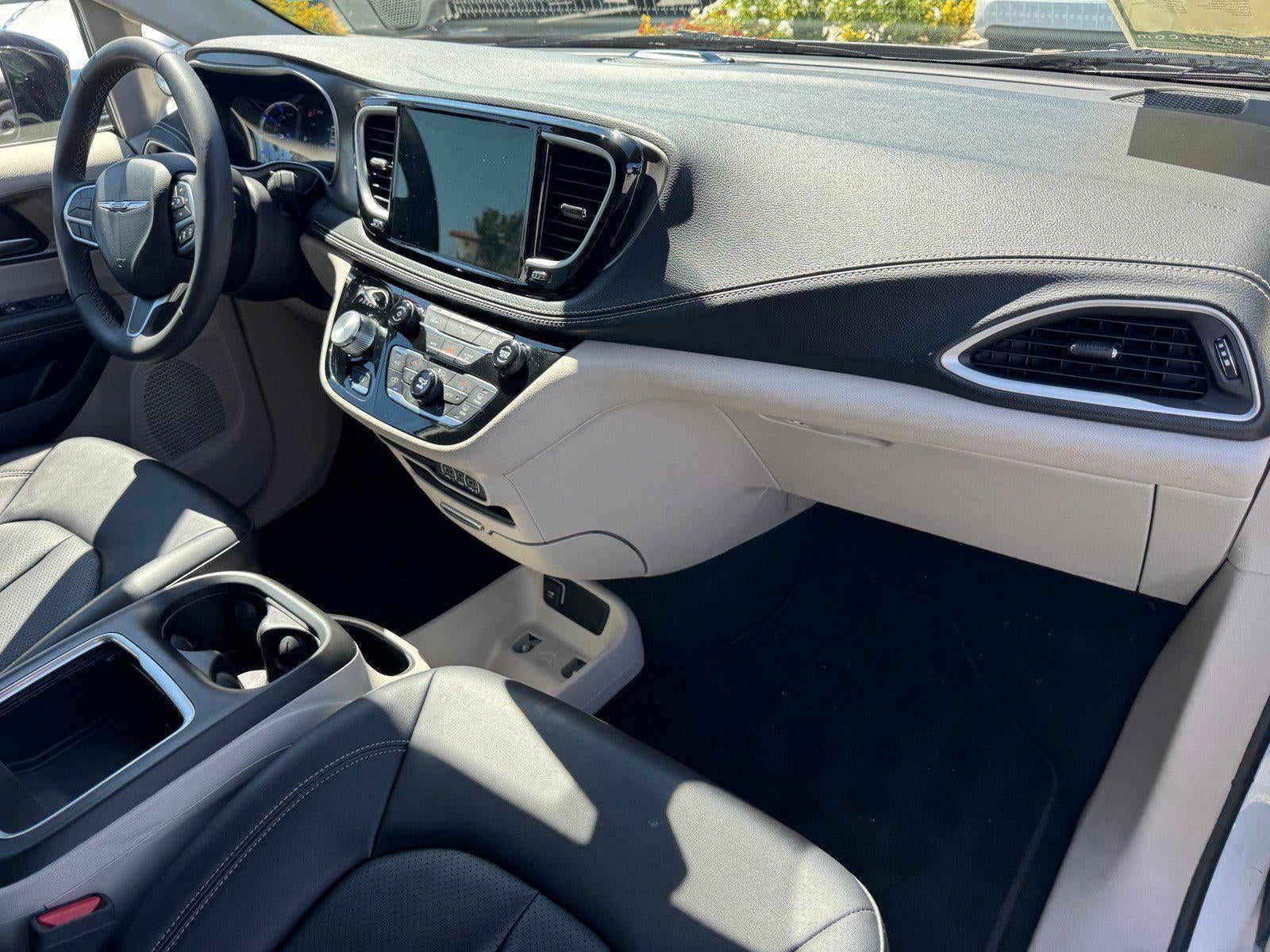 2024 Chrysler Pacifica Hybrid Select