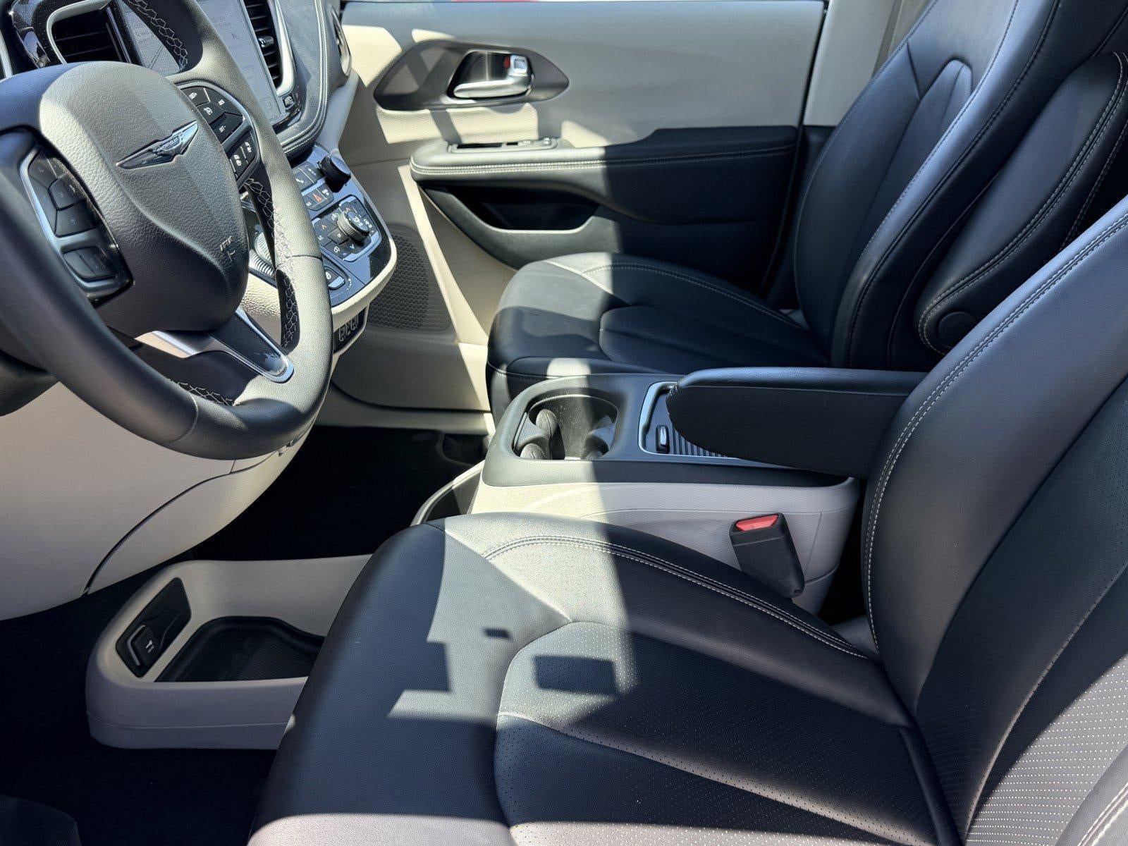 2024 Chrysler Pacifica Hybrid Select